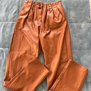 Women’s BooHoo brown leather pants - perfect for spring 🤎